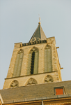 861278 Gezicht op de westzijde van de toren van de Jacobikerk (Jacobskerkhof) in Wijk C te Utrecht, vanaf de St. ...